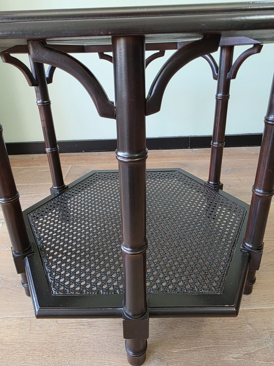 Image 1 of Vintage Hollywood Regency / Faux Bamboo bijzetafel met facetgeslepen glas