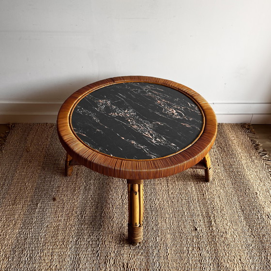 Image 1 of Table basse en rotin et bambou avec plateau effet marbre