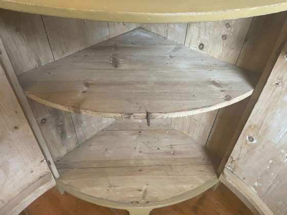 Image 1 of Eckschrank Küchenschrank aus dem 19. Jahrhundert mit gewölbten Türen