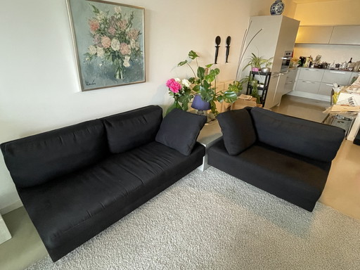 2 sofás negros B&B Italia, modelo Sity de Antonio Citterio