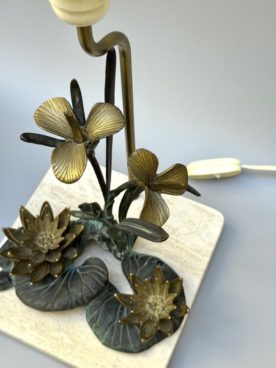 Image 1 of Lámpara de nenúfar de bronce de los años 70 sobre base de travertino - Inspirada en el Art Nouveau