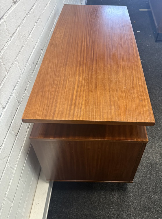 Image 1 of Bureau vintage design milieu du siècle, placage teck années 1960