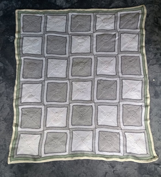 Image 1 of Handgehaakte dieren deken 30 vierkantjes