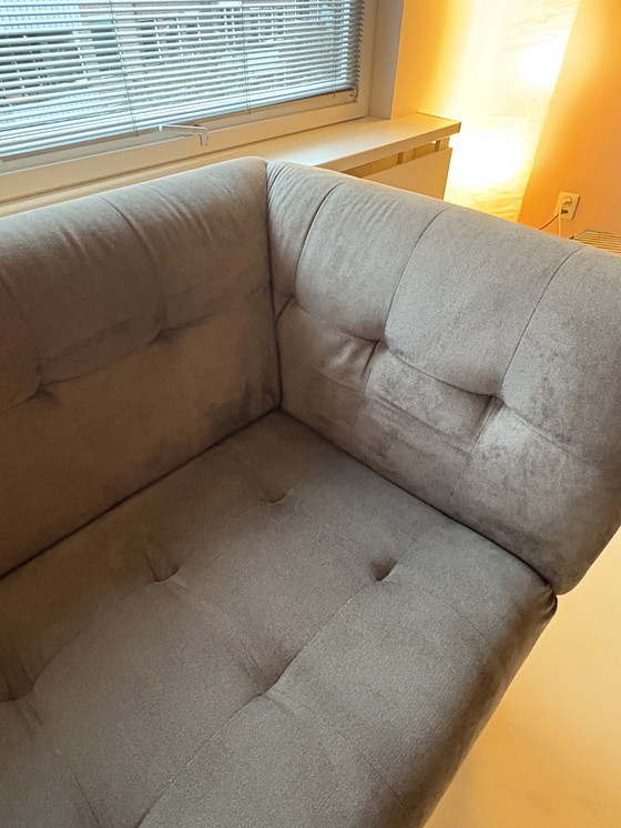 Image 1 of Wunderschönes 3-Sitzer-Sofa und passender Hocker aus Samt von Wulf Wonen