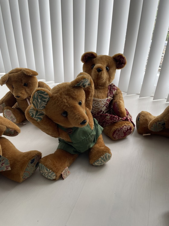 Image 1 of Set di orsetti di peluche vintage, di varie dimensioni e con diversi abiti.