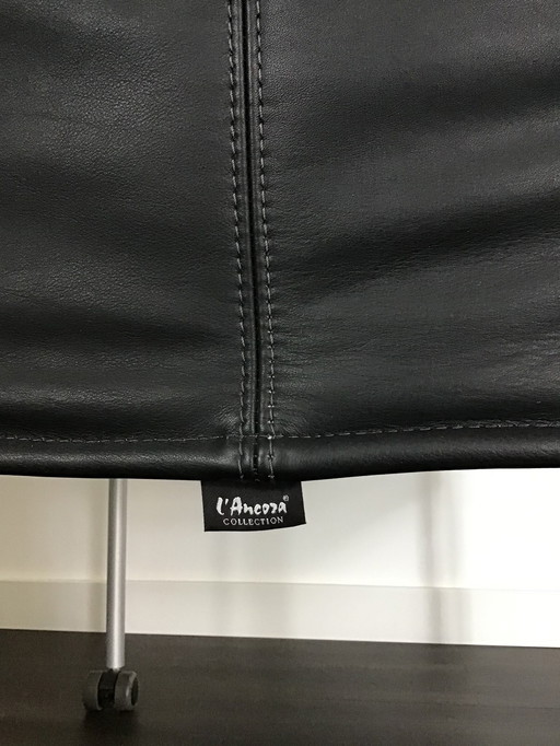 4 Wohnküchen in der Ancora sind schwarz und mit Parkett ausgestattet