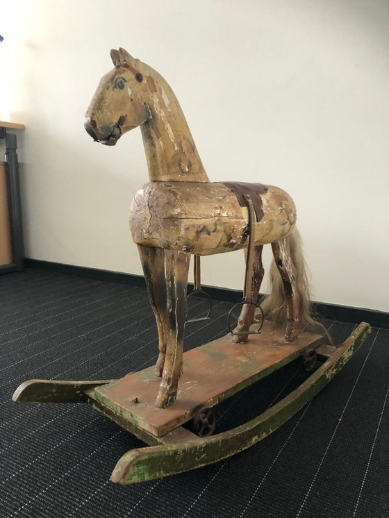 Image 1 of Antikes Schaukelpferd mit schwingendem Schwanz
