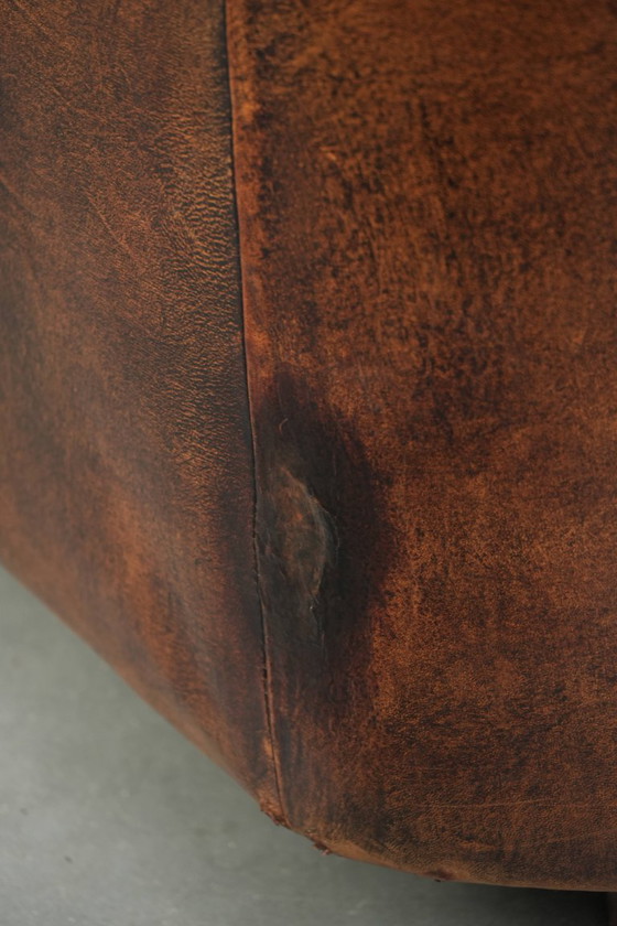 Image 1 of Karaktervolle en comfortabele clubfauteuil gemaakt van schapenleer met een vast zitkussen en uitmuntende kleuren