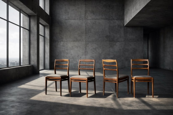 Image 1 of Elegante dänische Mid-Century-Stühle aus Teakholz und grauem Stoff, 1960er Jahre, 4er-Set