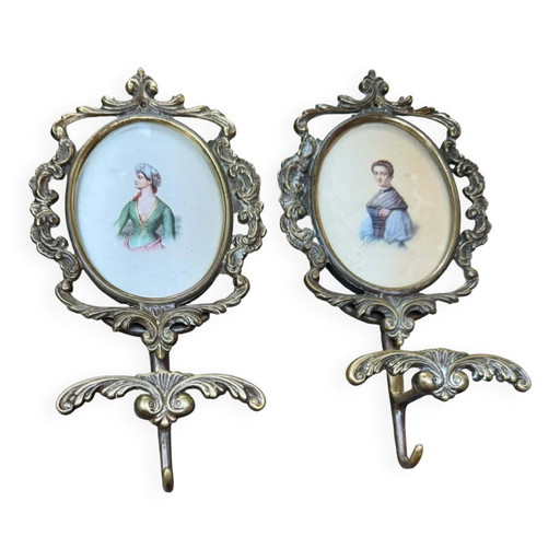 Paire de patères baroques en laiton