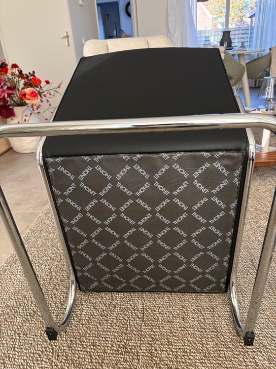 Due Poltrone S411 in pelle, Thonet, Legno, Nero (foto 2 di 12)