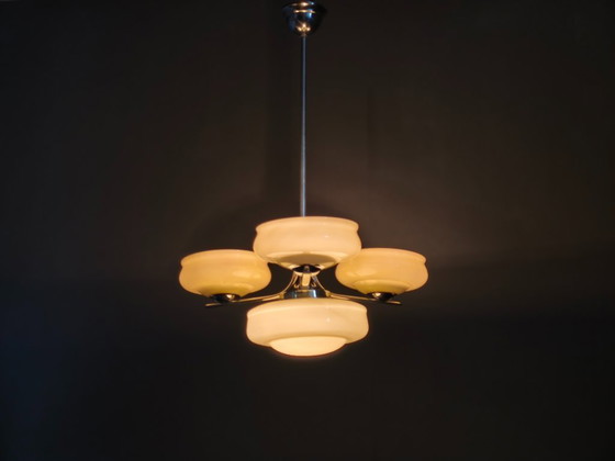 Image 1 of Lustre Bauhaus, Tchécoslovaquie, années 1930, suspension en verre opalin chromé