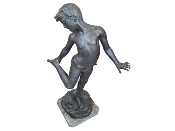 Image 1 of Prächtige Bronzeskulptur: „Das vom Krebs gebissene Kind“ 1990
