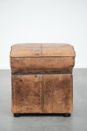 Pouf/ottoman vintage robusto e quadrato in pelle di pecora.