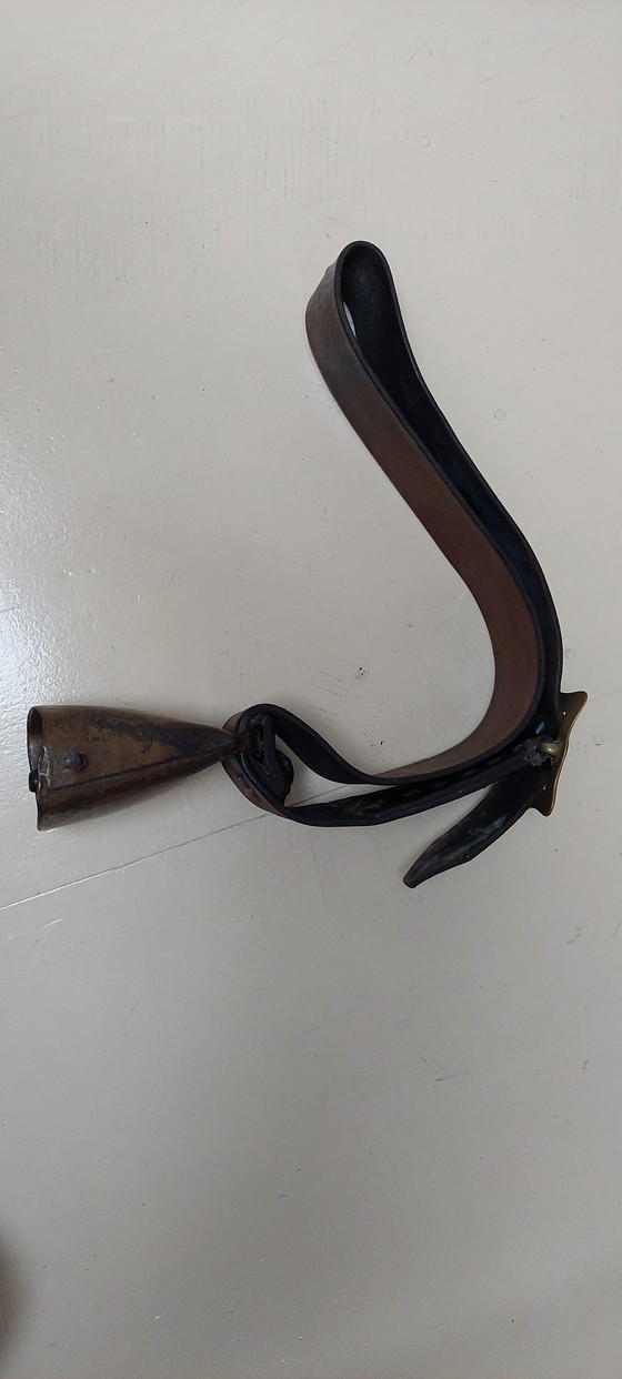 Image 1 of Antieke koebel met leren band