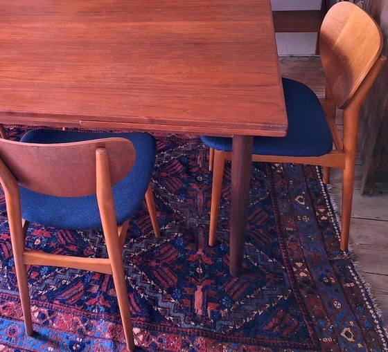 Image 1 of Een paar teakhouten eetkamerstoelen met marineblauwe hoezen, Denemarken, jaren 60.