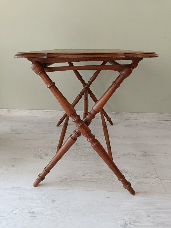 Image 1 of Mesa plegable antigua de madera torneada