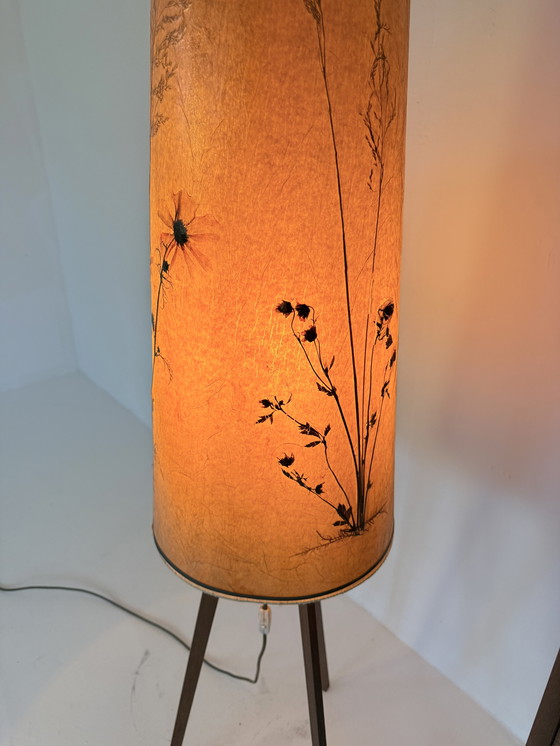 Image 1 of Lampadaire trépied vintage orné de fleurs séchées, Hesse Leuchten '60