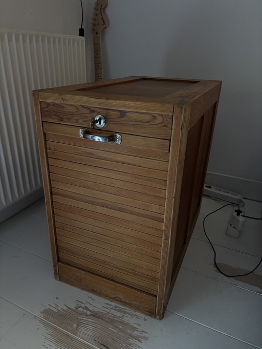 Roller shutter cabinet