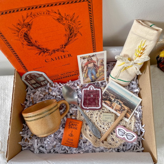 Mystery Box Jours d'École Vintage | Tasse Vintage, Carnet Brouillon Vintage, Serviette Brodé & Carte (photo 3 of 12)