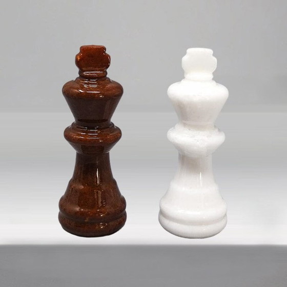 Image 1 of Magnifique jeu d'échecs marron et blanc des années 1970 en albâtre de Volterra, fait main. Fabriqué en Italie.