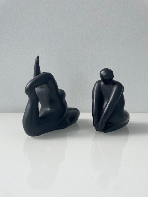 Image 1 of Set di 2 statuette femminili moderne in ceramica nera opaca