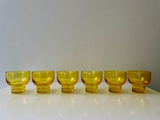 Image 1 of Set di 6 bicchieri gialli impilabili stile anni Settanta da 150 ml