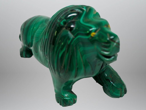 Lion statue carved and polished in malachite, 115 mm in diameter and weighing 540 grams