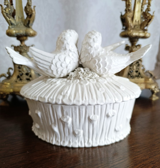 Vintage Italiaanse keramische sieradendoos met witte glazuurlaag en duiven. – Decoratieve objecten, Ceramic (photo 2 of 10)
