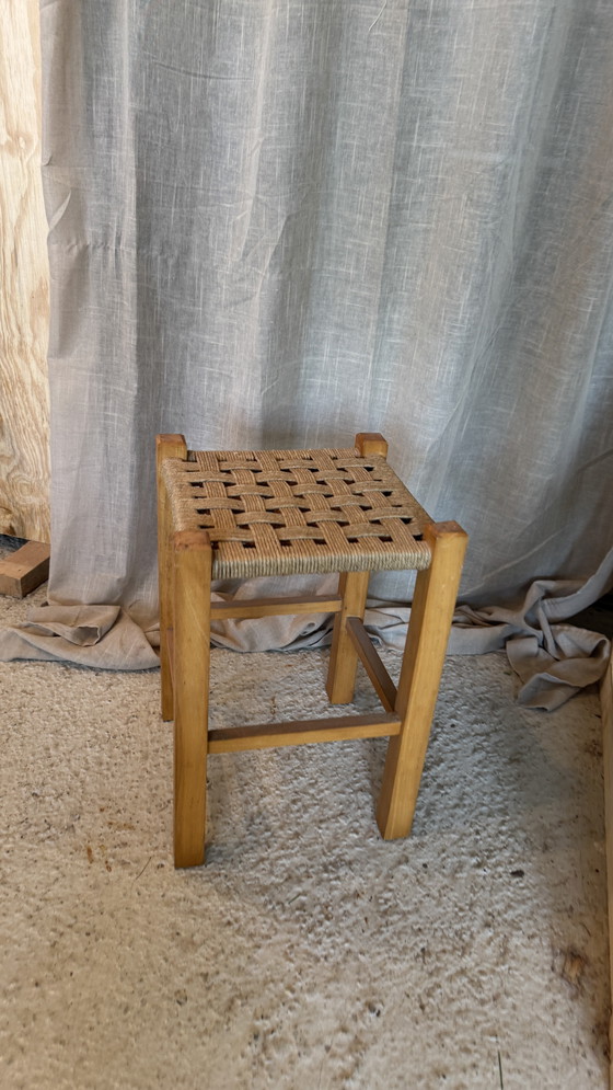 Image 1 of Taburete de mimbre