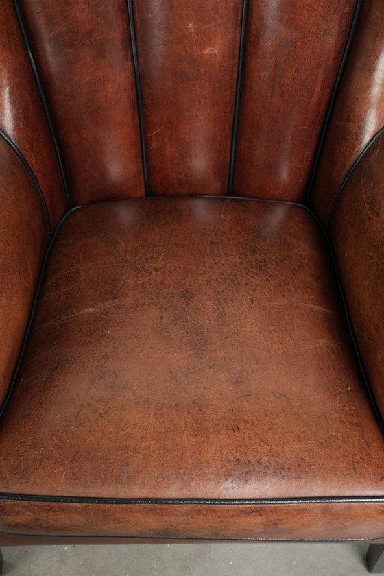 Fauteuil confortable en peau de mouton au design unique, orné d'un passepoil noir. – Leather (photo 6 of 15)