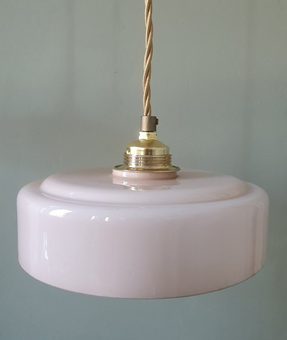 Image 1 of Suspension Art Déco vintage en verre opalin rose pastel.