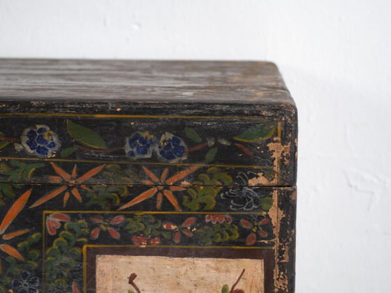 Baule cinese antico dipinto in legno di pino – Cina, circa 1900 – Armadi contenitori (photo 31 of 40)