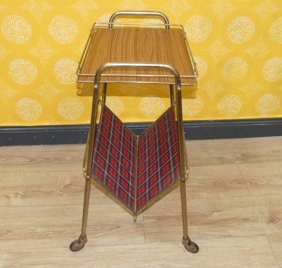 Image 1 of Portariviste anni '60, ripiano in formica String, a scacchi rossi, tavolino laterale su ruote, stile retrò vintage