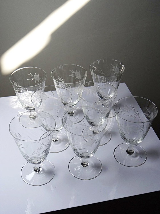 Image 1 of 8 verres à vin cristal gravé à la roue décor végétal, Bohême, début XXe