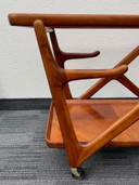 Elegante tavolino da tè in teak con vassoio e piano in vetro. Cassini, anni '50