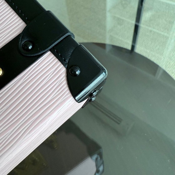 Image 1 of LOUIS VUITTON PETITE MALLE - SAC BANDOULIÈRE EPI ROSE CLAIR AVEC FERMOIRS DORÉS