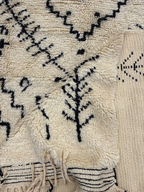 Image 1 of Tapis berbère marocain luxueux en laine 250x350 cm – Tapis berbère blanc et noir – Tapis marocain authentique 