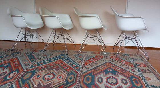 Image 1 of 4 sillas Vitra Eames DAR