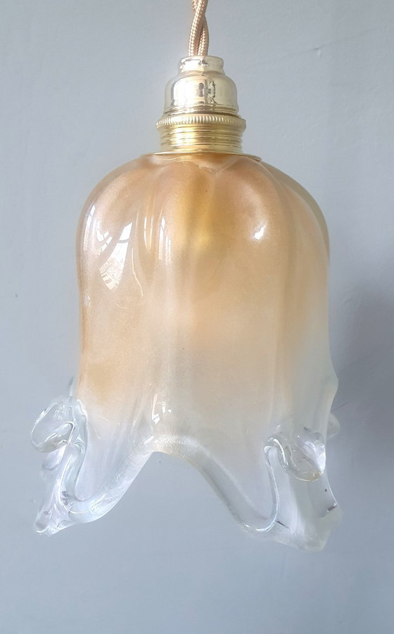 Image 1 of Lampada a sospensione vintage in Murano dalla forma a campana morbida e ondulata.