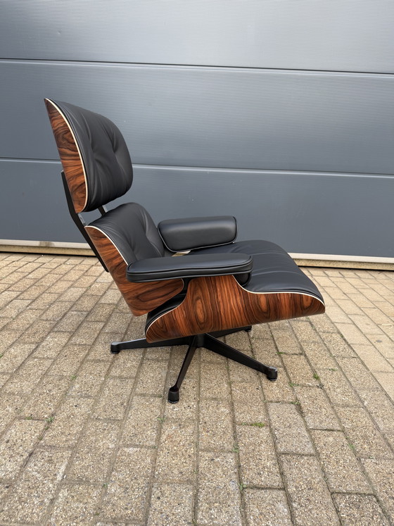 Image 1 of Poltrona lounge Vitra Eames XL + poggiapiedi, in pregiata pelle nera e palissandro Santos. NUOVA!!