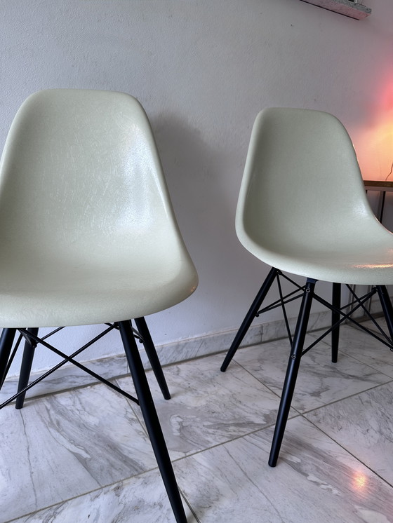 Image 1 of 2x Vitra Eames Silla Auxiliar de Fibra de Vidrio DSW - Madera y Base de Alambre-01 Eames Pergamino-Arce Negro