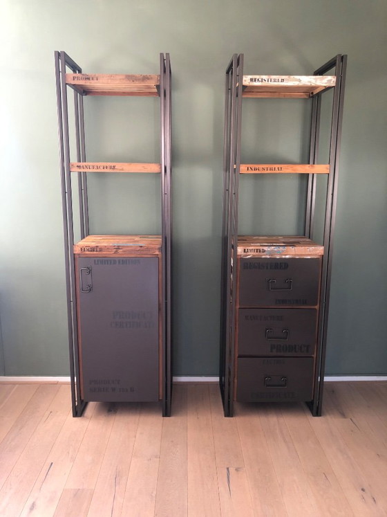 Wall cabinets – Metal (photo 4 of 11)