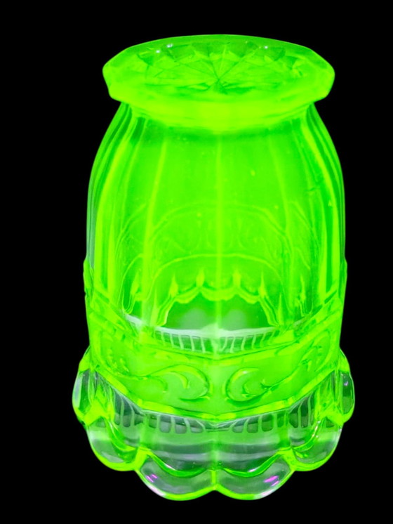 Image 1 of Uran Glasvase Art Déco 1930 – fluoreszierendes Pressglas – Uranium Glass Vase Art Deco 1930s