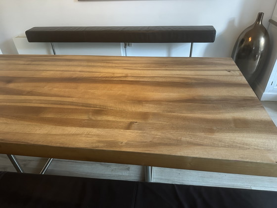Image 1 of Gipsberger massief notenhouten tafel met 2 leren zitbanken