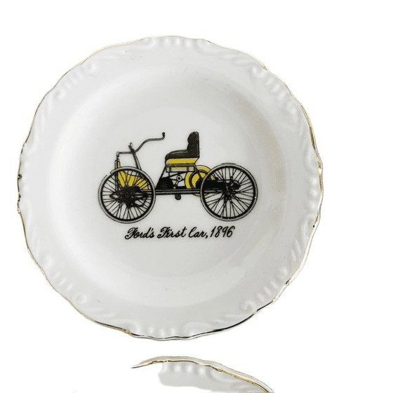 Image 1 of Set vintage di piattini e sottobicchieri in porcellana con decorazioni di auto d'epoca, anni '60.