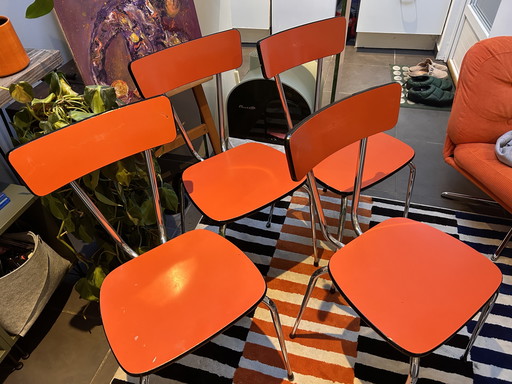 4 orangefarbene Formica-Stühle