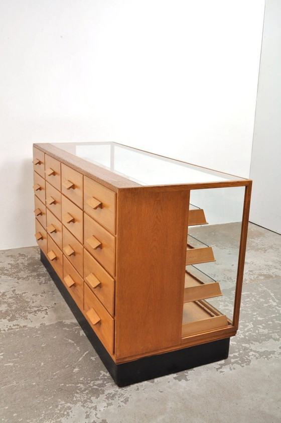 Image 1 of Vintage Winkelvitrine / toonbank in eik en beuken, 1930s