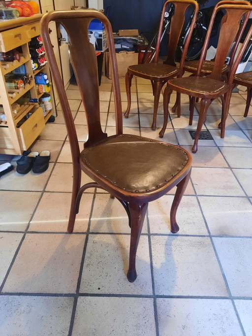 6 100 Jahre alte originale Thonet-Stühle