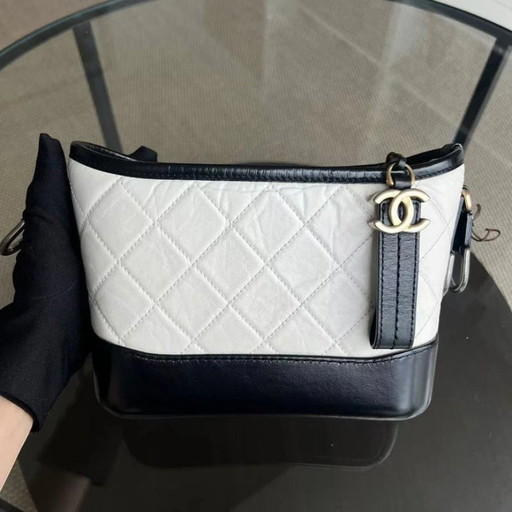 Borsa Chanel Gabrielle Small - 20 cm in pelle di vitello trapuntata bianca e nera con finiture bicolore.